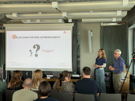 Dr. med. Andrea Gloor, Expertin für Takayasuartheriitis, und Prof. Dr. med. Peter Villiger, Experte für Takayasuartheriitis, beim Fachvortrag