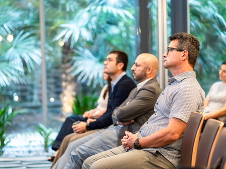 Referenten am zuhören der Fachvorträge