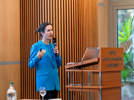 PD Dr. med. Lisa Christ am Rednerpult