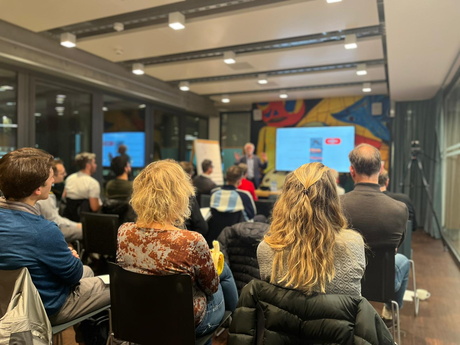 Des spécialistes écoutent attentivement pendant les exposés techniques.