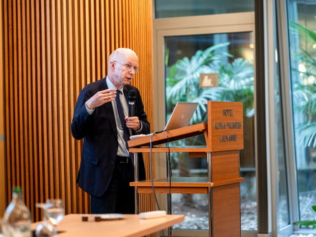 Prof. Dr. med. Peter Lamprecht am Rednerpult mit Mikrofon