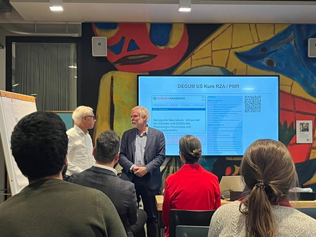 Le Prof. Dr méd. Peter Villiger et le Prof. Dr méd. Wolfgang Schmidt pendant leur exposé spécialisé