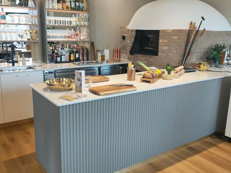 Bild von vorbereiteter Arbeitsfläche mit Kochutensilien und Zutaten