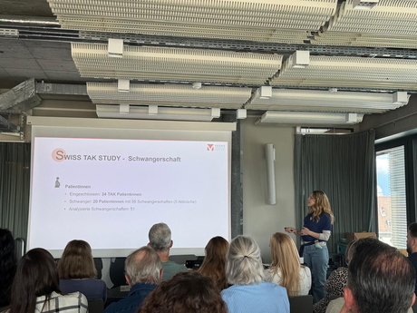 Dr. med. Andrea Gloor, Expertin für Takayasuartheriitis, beim Fachvortrag