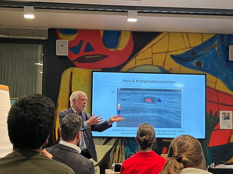 Le Prof. Dr méd. Wolfgang Schmidt lors d'une conférence spécialisée