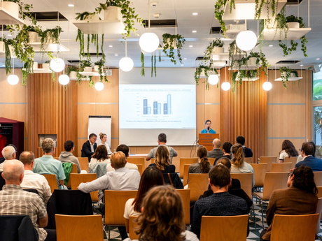 DP Dr. Lisa Christ mit Teilnehmer von hinten fotografiert