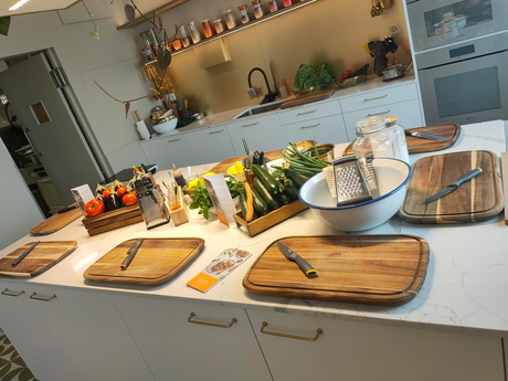 Bild von vorbereiteter Arbeitsfläche mit Kochutensilien und Zutaten