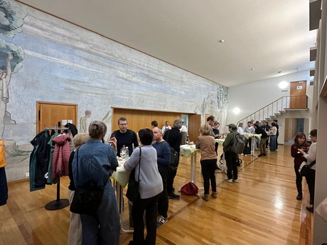Personnes concernées et spécialistes en discussion pendant la pause