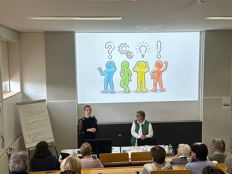 Accueil par le Dr. A. Gloor et Heike Pfister, représentante des personnes concernées