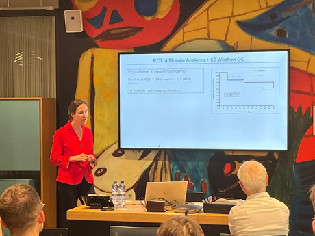 PD Dr Lisa Christ pendant son exposé spécialisé