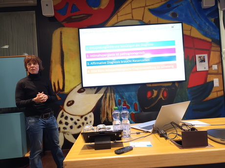 PD Dr. med. et phil. nat. Yara Banz lors d'une conférence spécialisée