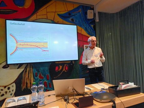 Le Prof. Dr méd. Peter Villiger pendant son exposé spécialisé